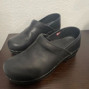 Sanita woman’s professional oil closed leather clog